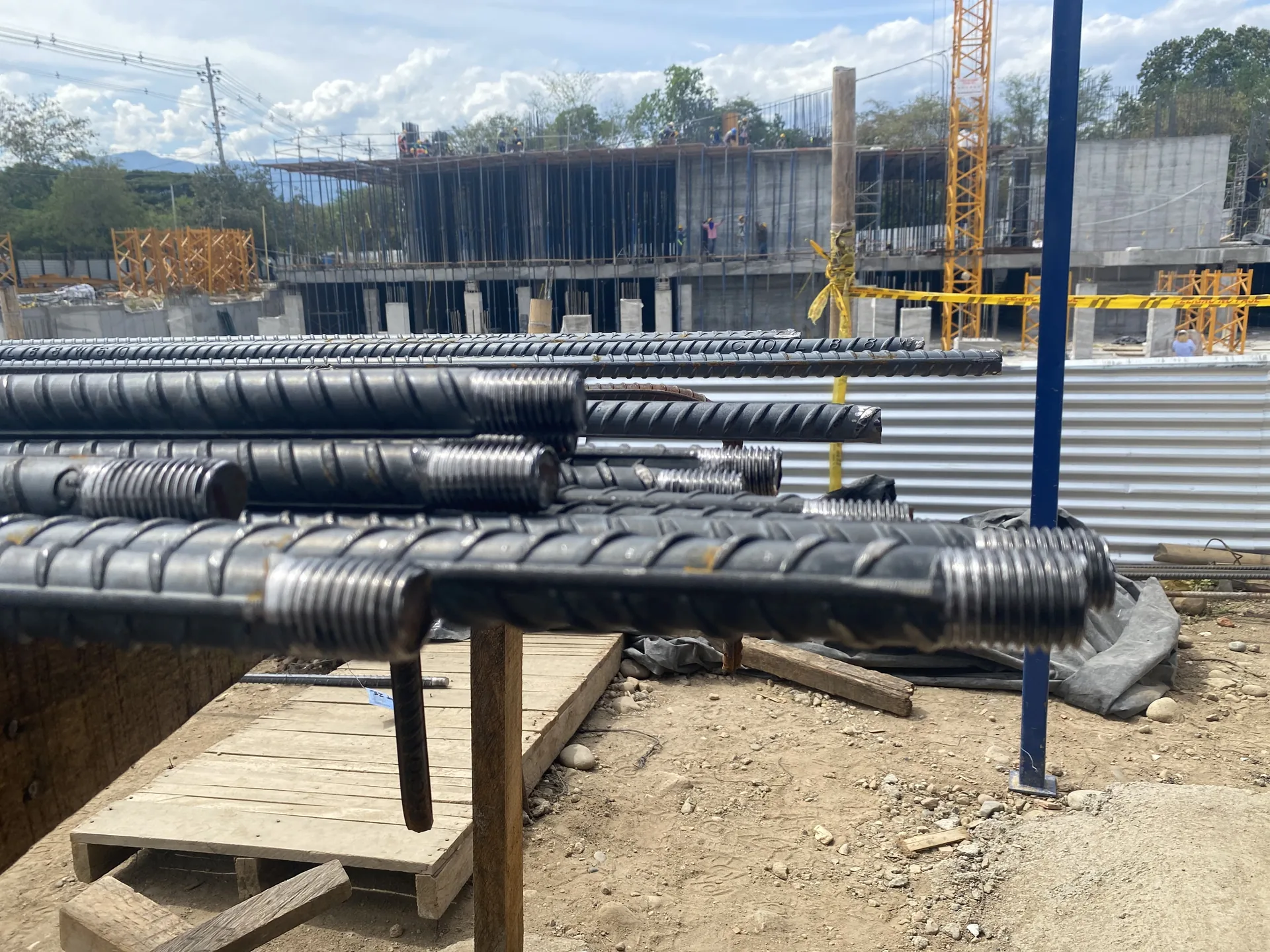 Barras de refuerzo roscadas en obra, listas para empalmar