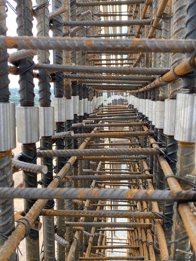 Columna de refuerzo con empalmes mecánicos roscados instalados en obra