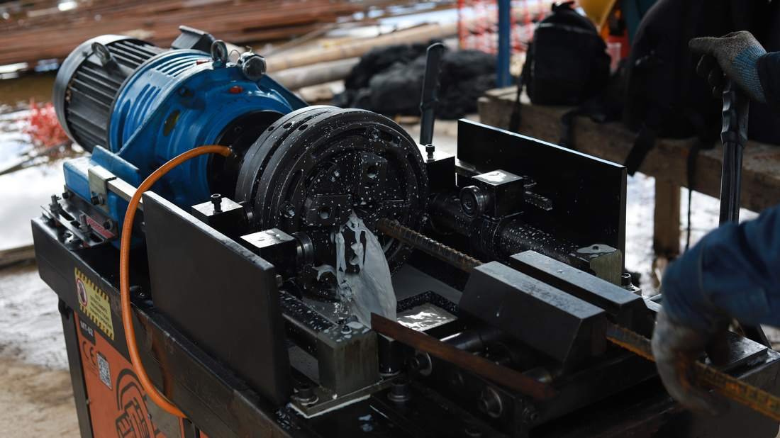 Torno de roscado por laminación operando en obra sobre una barra de refuerzo