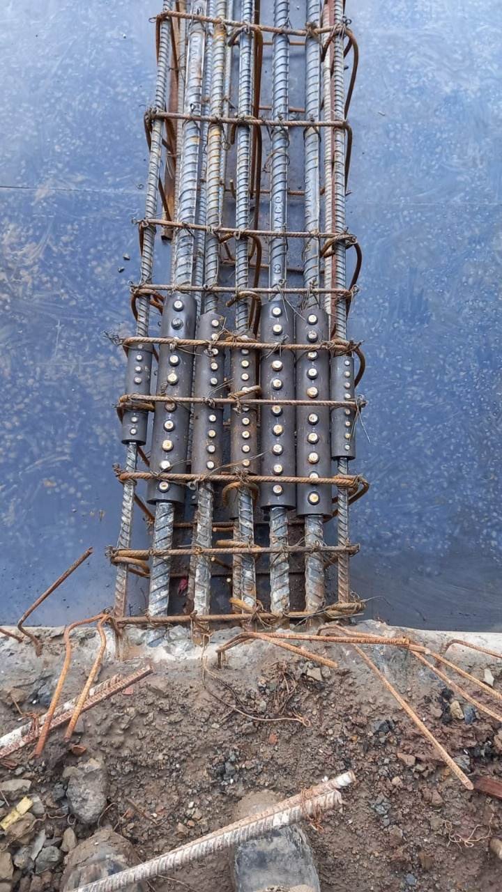 Columna con empalmes mecánicos de tornillo instalados en obra