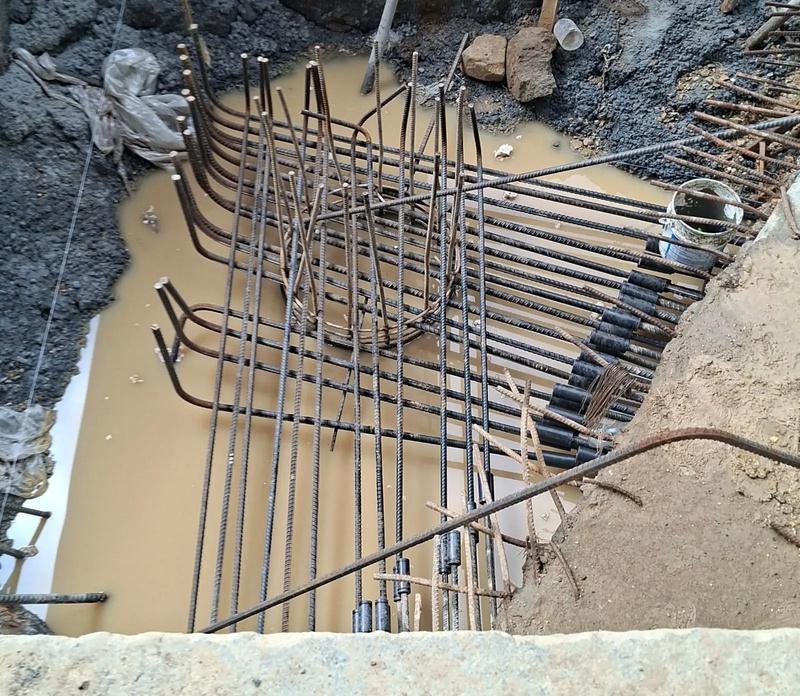 Parrilla de refuerzo con conectores de un toque en una excavación