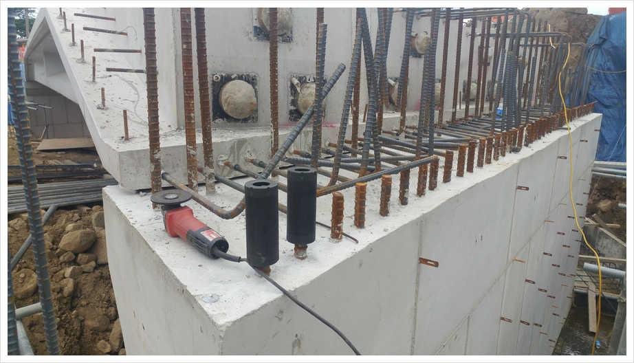 Muro de concreto con barras de espera y conectores de un toque instalados